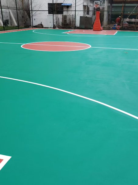 苏州 球场长期使用易出现地面开裂